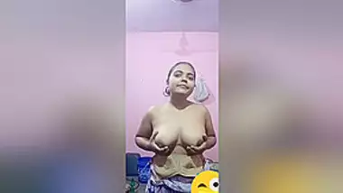 Today Exclusive- Cute Desi Girl Showing Her Boobs