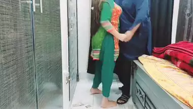 Pakistani hottie gets paid for private XXX dance for Desi client