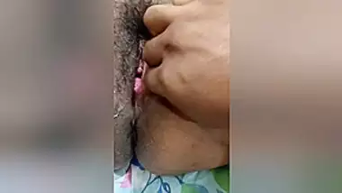 Bhabhi Ki Chut Me Ungli Kiya Akele Main