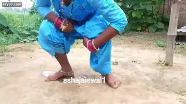 Desi village bhabi pee