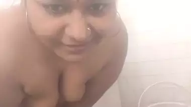 Horny Desi Bhabhi Bathing and Enjoy With Dildo