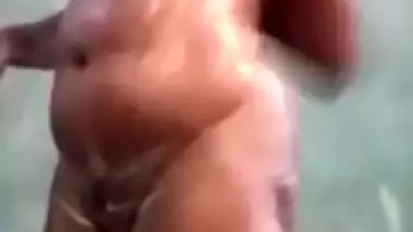 Tamil Bhabhi Bathing