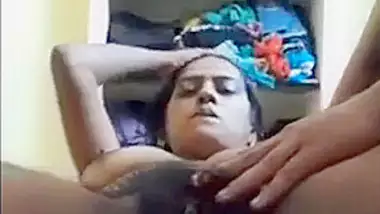 Desi Hot Behen Ki Dost Ko Ptaya Phir Uski Choot Phadi Chodke