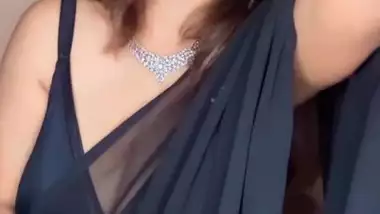 HORNY BEAUTY Dikhati nahi bas … Ehsaas karvati hai … Deep Cleavage