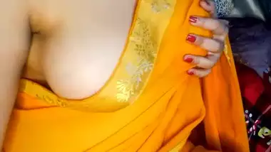 hotty_liza Teasing in Yellow Saree on StripChat Live