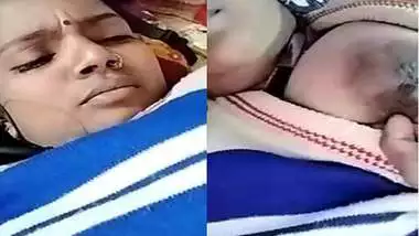 Desi video call bhabhi showing boobs and pussy