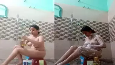 Cute girl recording nude bath viral show