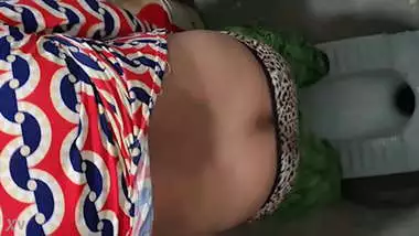 Desi Girl Pissing in toilet