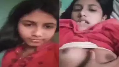 Cute college girlfriend boobs show viral MMS