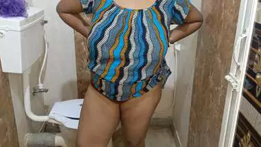 Bhabhi ji bathroom me nangi hoke apni rasile...