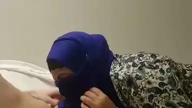 Hijab Housewife mad I cum in her mouth